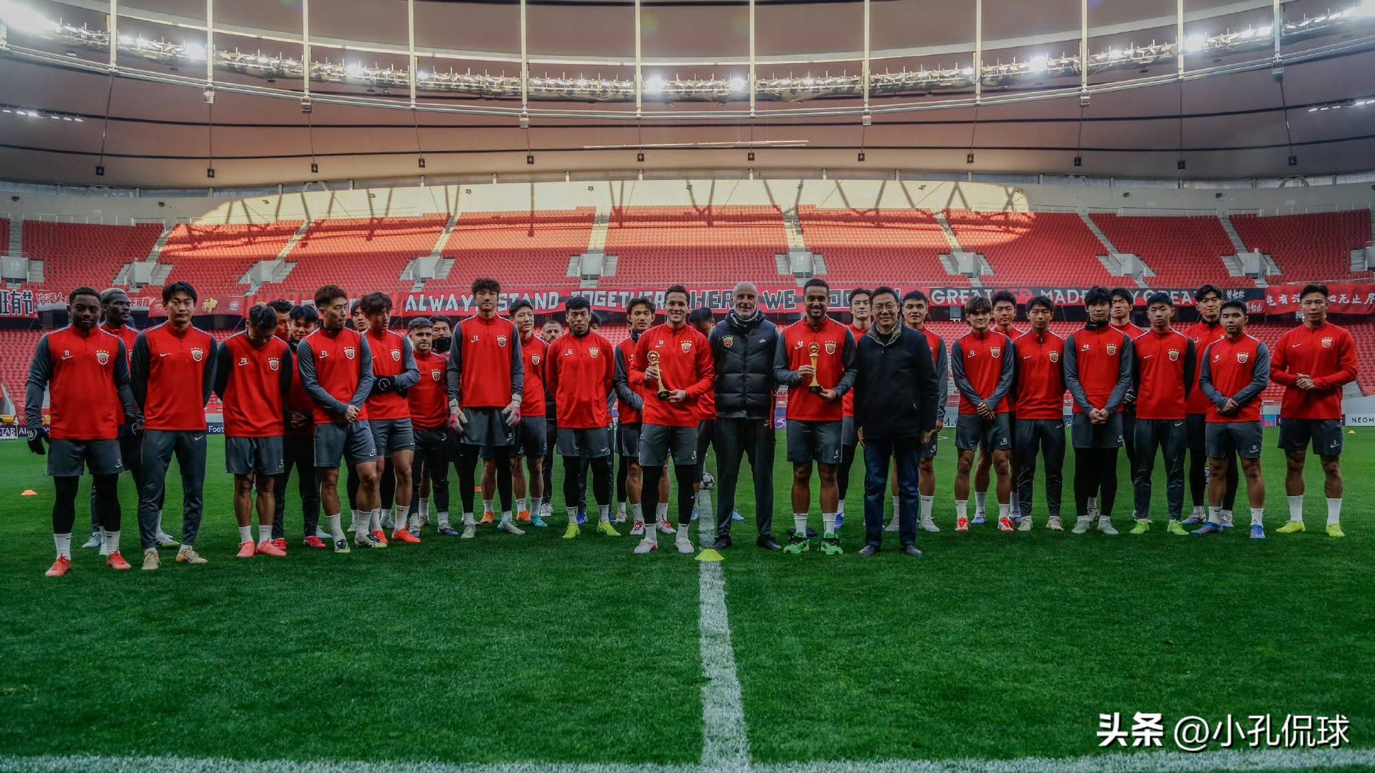 山东泰山围绕欧篮联内部沟通今晨巴黎圣日耳曼调整名单以备英超，上海海港围绕足总杯官宣签约瞬间刷屏